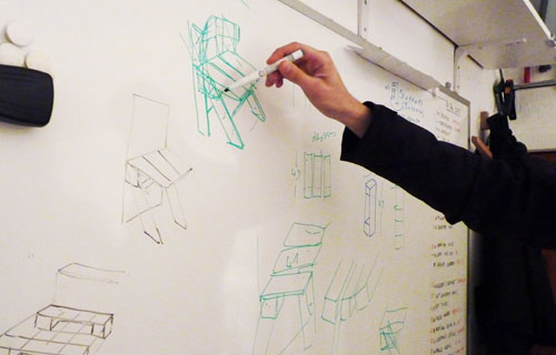 Recherches, croquis sur tableau blanc