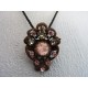 Superbe pendentif en cuivre vieilli orné de cristaux de Swarovski roses
