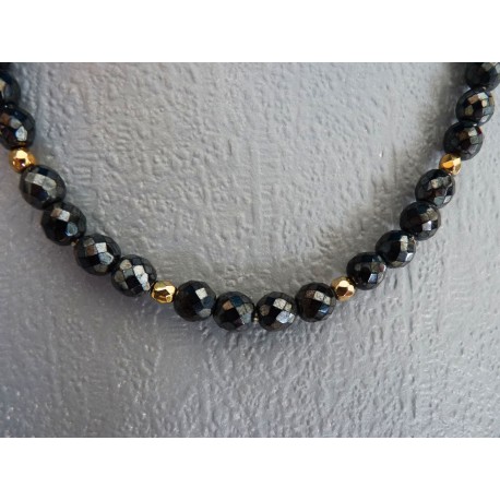 Collier ras de cou en perles facettées de verre noir irisé