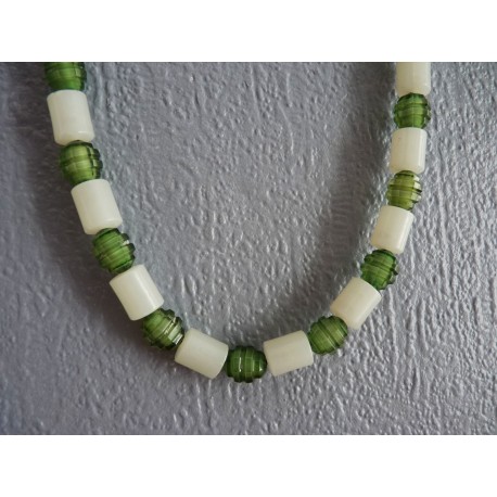 Sautoir de perles en plastique vert et blanc