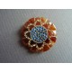 Broche ronde à décor de fleur en strass