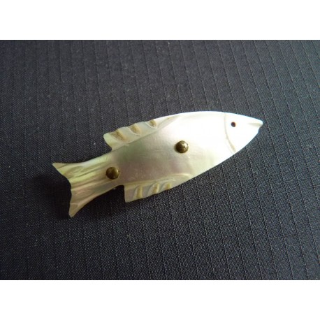 Ancienne broche poisson en nacre sculptée