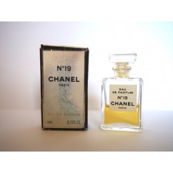 Miniature de parfum N°19 de Chanel