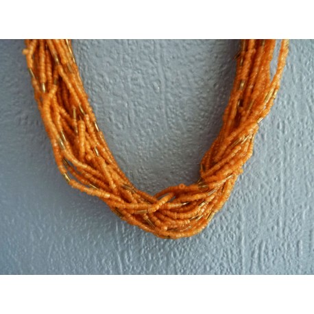 Long collier multirangs en perles de rocaille orange